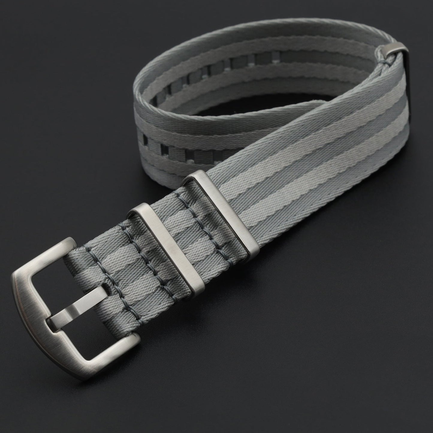 Cinturino per orologio da uomo Masar NATO in nylon morbido grigio chiaro con 2 cinturini e fibbia satinata